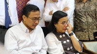 Menteri Keuangan Sri Mulyani Indrawati nampak menghapus air mata di tengah-tengah pertemuan dengan kerabat para pegawai Kementerian Keuangan yang menjadi korban pesawat Lion JT 610 yang jatuh di perairan Karawang.Foto: Dok. Ditjen Pajak