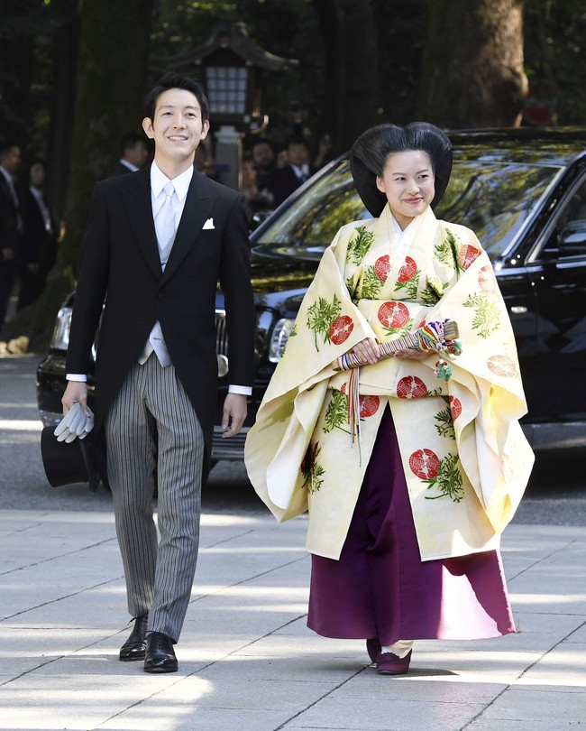 Di hari besarnya, Putri Ayako memakai baju pengantin dengan jubah dari era Heian Jepang yang telah dipakai turun temurun. Sementara Moriya tampil memakai tuksedo dan celana bermotif garis. Foto: Reuters
