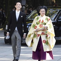 Di hari besarnya, Putri Ayako memakai baju pengantin dengan jubah dari era Heian Jepang yang telah dipakai turun temurun. Sementara Moriya tampil memakai tuksedo dan celana bermotif garis. Foto: Reuters