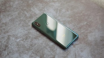 Xiaomi membekali ponsel ini dengan spek mumpuni. Foto: Sina Mobile