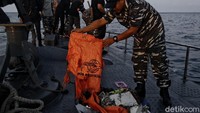 Puing-puing yang ditemukan diangkat ke atas kapal TNI AL.