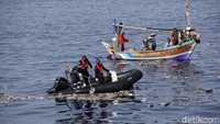 Proses pencairan badan pesawat dan korban jatuhnya pesawat Lion Air JT 610 dilakukan oleh Tim TNI AL dibantu dengan sejumlah nelayan di perairan Laut Karawang.