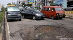 Hati-hati! Ada Jalan Rusak di Kalimalang