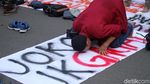 Spanduk JOKOWI-JK GAGAL Jadi Sajadah Mahasiswa Salat