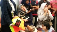 Keluarga menunggu kedatangan pesawat Lion Air dengan nomor penerbangan JT 610 rute Jakarta menuju Pangkal Pinang di bandara Depati Amir, Pangkal Pinang, Bangka Belitung, Senin (29/10/2018). Kepala Kantor SAR Pangkal Pinang Danang Pandu membenarkan hilangnya kontak dengan pesawat Lion Air tersebut. ANTARA FOTO/Elza Elvia.