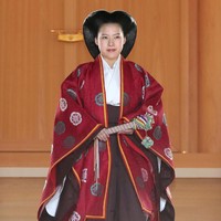 Ketika tiba di kuil, sang putri memakai kouchiki merah terbuat dari sutra yang jatuh panjang menyapu lantai. Foto: Reuters