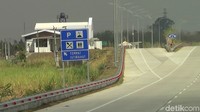 Sepanjang ruas tol dari Pejagan hingga Pemalang, tersedia 4 rest area. Dari Brebes timur, rest area berada pada km 275 dan 287. Sementara dari Gandulan Pemalang ada pada km 294 dan km 282.