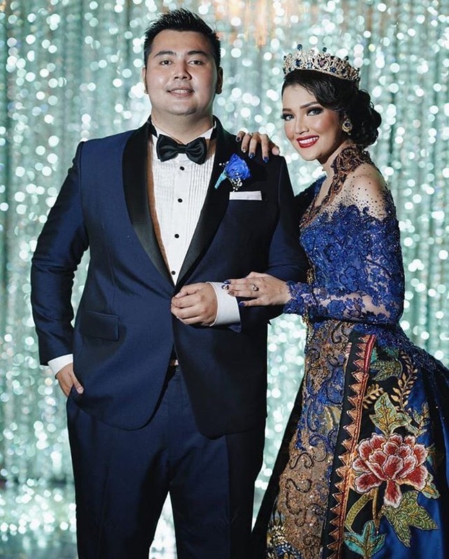 Bahkan Museum Rekor Indonesia (MURI) memberikan penghargaan pada pernikahan Fandy dan Anita karena berhasil memecahkan rekor resepsi pernikahan dengan tamu berkendara Supercar terbanyak. Foto: Instagram @fandyanitawedding