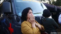 Keluarga penumpang pesawat menangis di depan ambulans yang disiagakan di Pantai Pakis Jaya.