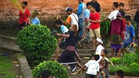 Perang Topat ini juga dilaksanakan setelah selesainya Pedande Mapuje, yaitu ketika roroq kembang waru atau di saat bergugurannya kembang waru sekitar pukul 5 sore (dok Pemkab Lombok Barat)
