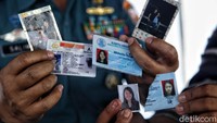 Sejumlah tanda pengenal yang diduga milik korban jatuhnya pesawat Lion Air ditemukan (Foto: Pradita Utama/detikcom)