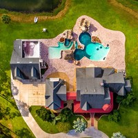 Rumah di Palm Bay, Florida, memiliki segala yang bisa diharapkan oleh pencinta Disney. Dipenuhi ornamen bertema Disney mulai dari Mickey Mouse hingga Winnie The Pooh, rumah satu ini memang dirancang khusus untuk penggemar Disney. Foto: Dok. People/Treasure Coast Sothebys International Realty