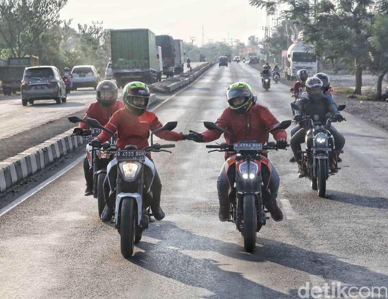 Riders Road Warriors KTM melintas di Jalan Pantura Karawang-Indramayu. Foto: Pradita Utama Riders Road Warriors KTM melintas di Jalan Pantura Karawang-Indramayu. Foto: Pradita Utama