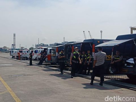 Belasan ambulans siaga di JICT 2