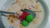 Selain ronde, wedang ronde biasanya juga dilengkapi roti tawar, kacang tanah sangrai dan sagu delima. Paling enak dimakan hangat-hangat! Foto: Instagram bumiayuculinary