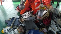 Petugas mengevakuasi serpihan dan barang-barang dari pesawat Lion Air yang jatuh ke laut. Pool/Basarnas.