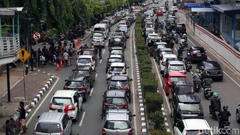 Aksi demo itu pun membuat jalan Rasuna Said, Kuningan, tepatnya di depan Gedung Lippo Kuningan hingga Setiabudi One macet.