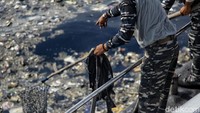 Tim TNI AL menyisiri perairan di Laut Karawang.
