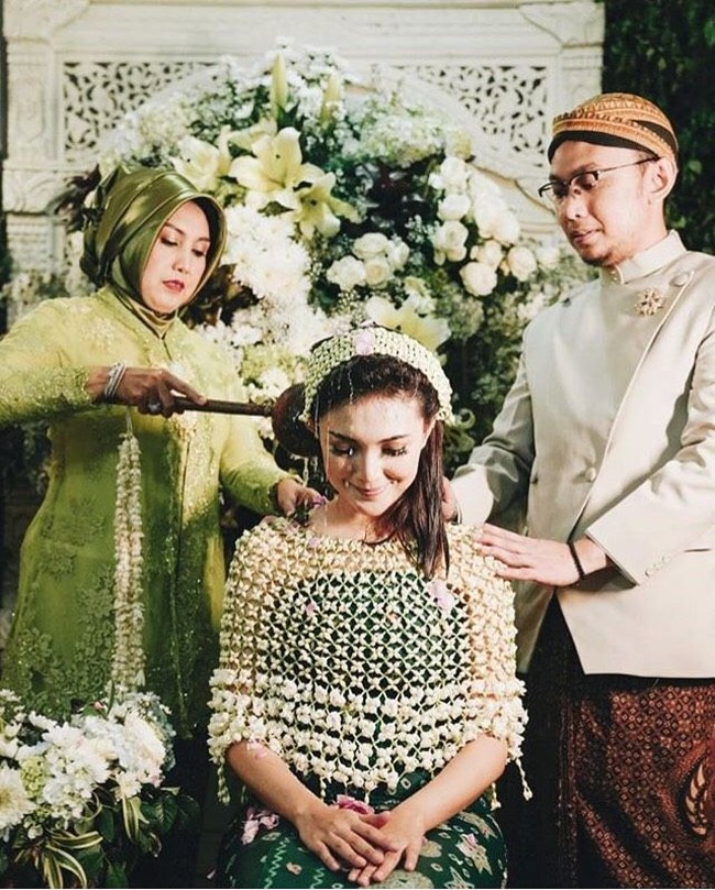 Kental dengan adat Jawa, mempelai wanita juga menjalani berbagai prosesi. Salah satunya ada ritual siraman yang dijalani oleh Anita. Foto: Instagram @fandyanitawedding
