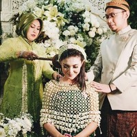 Kental dengan adat Jawa, mempelai wanita juga menjalani berbagai prosesi. Salah satunya ada ritual siraman yang dijalani oleh Anita. Foto: Instagram @fandyanitawedding