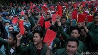 Sejumlah mahasiswa yang tergabung dalam Badan Eksekutif Manusia (BEM) se-Indonesia menggelar unjuk rasa dengan memberikan kartu merah kepada Jokowi-JK.