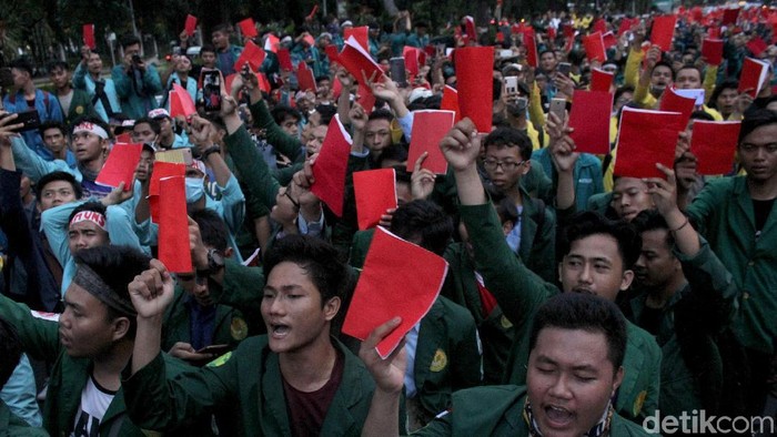 Ratusan mahasiswa yang tergabung dalam BEM se-Indonesia menggelar aksi demo. Aksi itu merupakan ungkapan kekecewaan mahasiswa terkait kinerja Jokowi-JK.