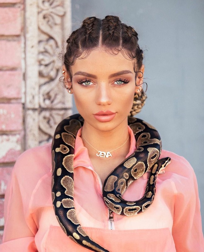 Jesse Lingard bukanlah kekasih atlet pertama Jena Frumes. Sebelumnya, wanita yang juga memiliki chanel YouTube ini pernah menjadi kekasih atlet NFL, Antonio Brown. Kabarnya Antonio sampai meninggalkan kekasihnya, Chelsie Kyriss, yang sedang hamil, demi pacaran dengan Jena. Foto: Instagram @jenafrumes