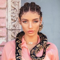 Jesse Lingard bukanlah kekasih atlet pertama Jena Frumes. Sebelumnya, wanita yang juga memiliki chanel YouTube ini pernah menjadi kekasih atlet NFL, Antonio Brown. Kabarnya Antonio sampai meninggalkan kekasihnya, Chelsie Kyriss, yang sedang hamil, demi pacaran dengan Jena. Foto: Instagram @jenafrumes