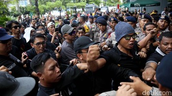 Sejumlah tuntutan itu pun disuarakan oleh Anggota Presidium Garda, Igun Wicaksono dalam demo di depan kantor Grab tersebut.
