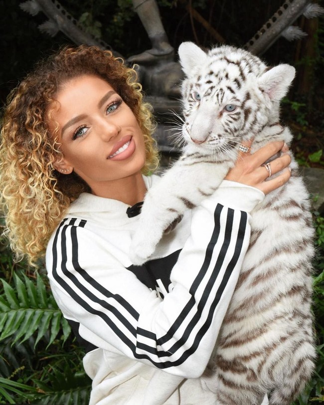 Tigers are highly endangered there are less than 4000 left😢 so we have to do all we can to preserve this species,” tulisnya pada keterangan fotonya. Dia mengajak followers-nya untuk melakukan apapun yang mereka bisa untuk membantu melestarikan hewan-hewan buas yang sudah semakin langka keberadaannya. Foto: Instagram @jenafrumes