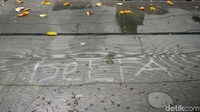 Coretan hingga robekan terlihat di waring yang menutupi Kali Item di depan Wisma Atlet, Kemayoran, Jakarta.