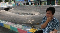 Meskipun ditutupi waring, sampah plastik masih banyak berserakkan sehingga mau tak sedap akibat sampah pun masih tercium.