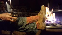 Kalau bersantai, Jeff memilih untuk menikmati malam sambil ditemani api unggun. Tak ketinggalan segelas gin. Foto: Twitter JeffBezos