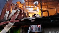 Seng-seng penutup bangunan pasar di lantai atas sudah dalam kondisi terbongkar. 