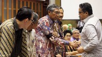 Wakil Menteri Keuangan Mardiasmo nampak mengenakan pita hitam di lengan sebagai bentuk bela sungkawa atas peristiwa jatuhnya pesawat Lion Air JT 610 dimana sejumlah pegawai Kemenkeu turut menjadi korban kecelakaan tersebut.