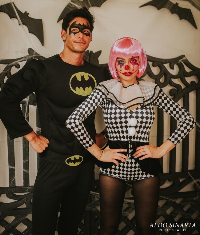 Hadir bersama kekasihnya Richard Kyle di pesta Halloween yang digelar di rumah Nia Ramadhani, Jedar terlihat mengenakan leotard motif wajik hitam putih. Dia melengkapi gayanya dengan stocking hitam transparan dan riasan mirip badut yang membuat penampilannya untuk Halloween benar-benar maksimal. Foto: Dok. Instagram @inijedar