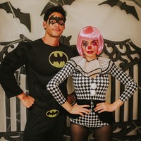 Hadir bersama kekasihnya Richard Kyle di pesta Halloween yang digelar di rumah Nia Ramadhani, Jedar terlihat mengenakan leotard motif wajik hitam putih. Dia melengkapi gayanya dengan stocking hitam transparan dan riasan mirip badut yang membuat penampilannya untuk Halloween benar-benar maksimal. Foto: Dok. Instagram @inijedar