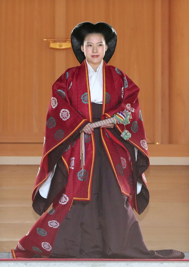 Di upacara pernikahannya, Putri Ayako tampil dengan model rambut era Heian dan kimono dengan warna cerah. Putri kemudian mengganti busananya dengan jubah berwarna merah. Sementara itu, Moriya memakai tuksedo coattails.  Foto: Reuters