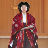 Di upacara pernikahannya, Putri Ayako tampil dengan model rambut era Heian dan kimono dengan warna cerah. Putri kemudian mengganti busananya dengan jubah berwarna merah. Sementara itu, Moriya memakai tuksedo coattails.  Foto: Reuters