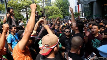 Sejumlah driver Grab melakukan orasi dan mendesak Grab Indonesia untuk memperbaiki sistem operasi mereka.