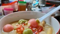Meski populer di Yogyakarta dan Solo, wedang ronde mudah ditemui di kota-kota lain lho. Yang satu ini ada di Bogor, tepatnya di Jalan Surya Kencana. Foto: Instagram yani_noan