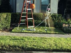 Unik! Dekorasi Halloween Rumah Ini Berubah Setiap Hari