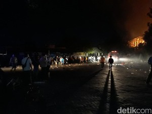 Api Masih Berkobar, Petugas Sterilkan Area Pasar Legi