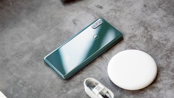 Dalam paket pnejualannya, Xiaomi menyertakan wireless charger. Foto: Sina Mobile