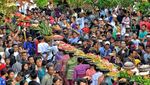 Foto: Perang Pakai Ketupat di Lombok