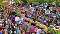 Inilah Perang Topat merupakan ritual tradisi unik masyarakat di Kecamatan Lingsar, Kabupaten Lombok Barat, NTB (dok Pemkab Lombok Barat)