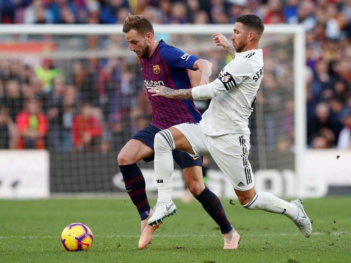 Salah satu duel Barcelona dengan Real Madrid. (Foto: Albert Gea/Reuters)