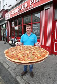 Bisa Bawa Pulang Uang Rp 8 Juta Kalau Habiskan Pizza Jumbo Ini 