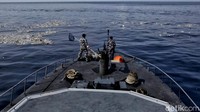 Begini proses evakuasi yang dilakukan sejumlah personel TNI AL di lokasi jatuhnya Lion Air JT 610 di perairan utara Karawang, Senin (29/10/2018).