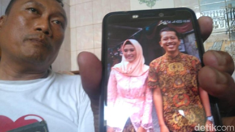 5 Fase Berduka Saat Pasangan Jadi Korban Pesawat Jatuh /Foto: Deny Prastyo Utomo 5 Fase Berduka Saat Pasangan Jadi Korban Pesawat Jatuh /Foto: Deny Prastyo Utomo